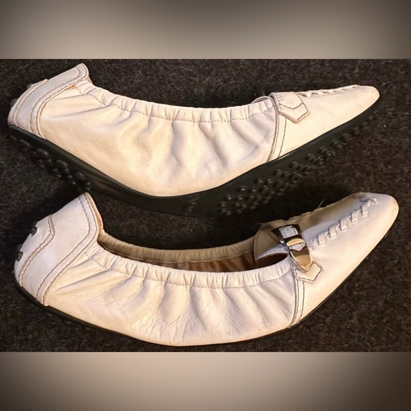 415. Ladies Tod’s Vintage White Leather Buckle Distressed Driving Shoe - Picture 7 of 15